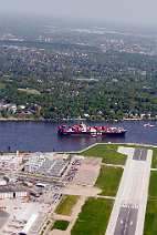 id106522 Luftbild, Luftbilder, aerial photography Hamburg | Airbusgelände mit Containerschiff, Vessel auf der Elbe vor Start-, Landebahn